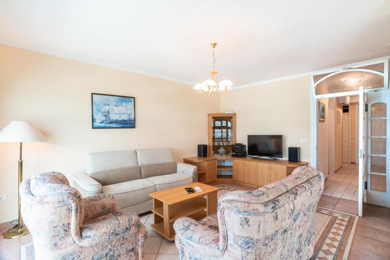 Beachfront Apartment Sunvita By Locap Group ピラン エクステリア 写真